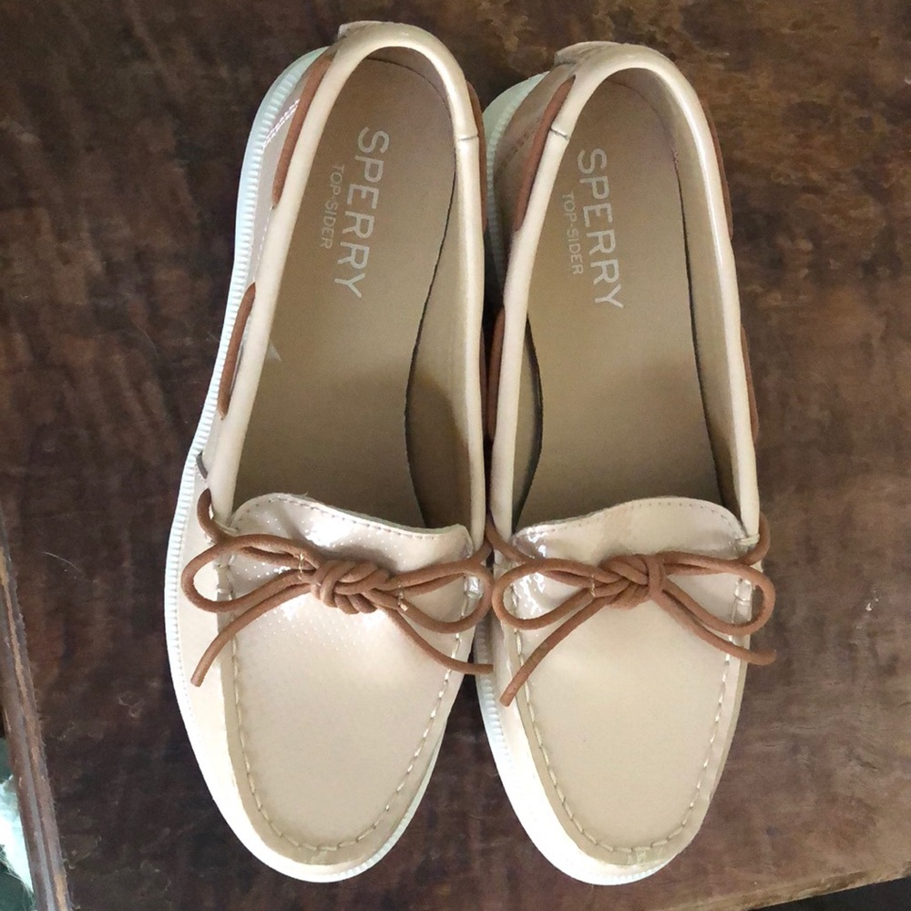 Patent leather boat shoe